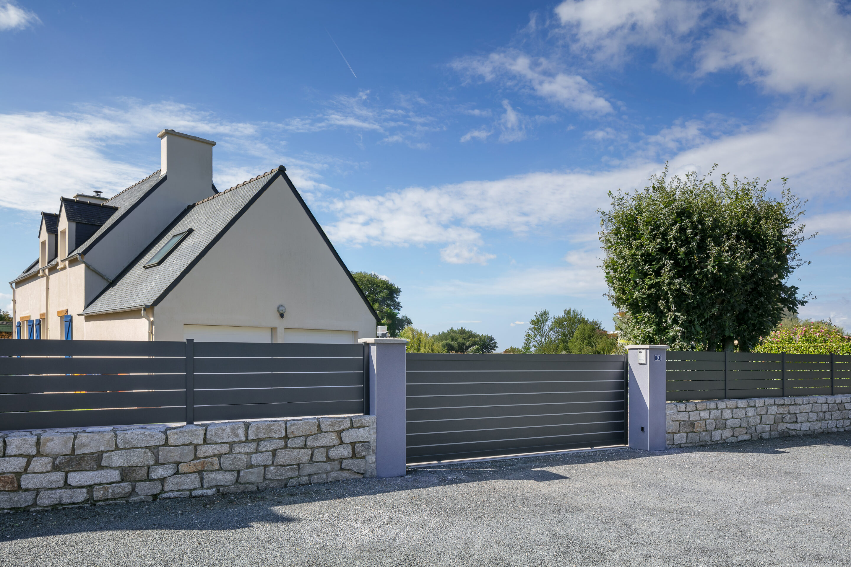 kostumRetouch aluminium contemporain portail coulissant plein orjal cloture ajouree maez 7016 copie scaled